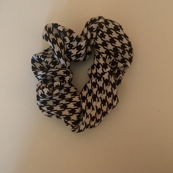 Free with bundle of one!!! 4 scrunchies - Picture 2 of 4